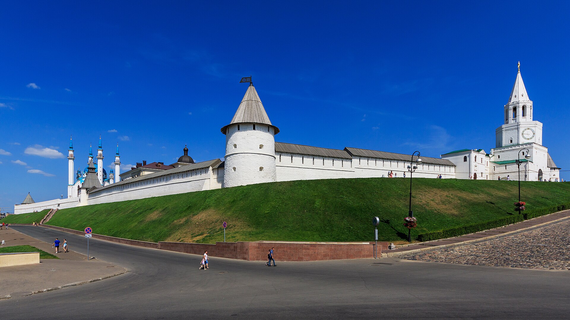 Белокаменные стены Казанского кремля и минареты мечети Кул-Шариф